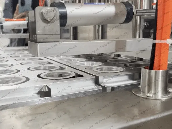 Linear yogurt filling sealing machine